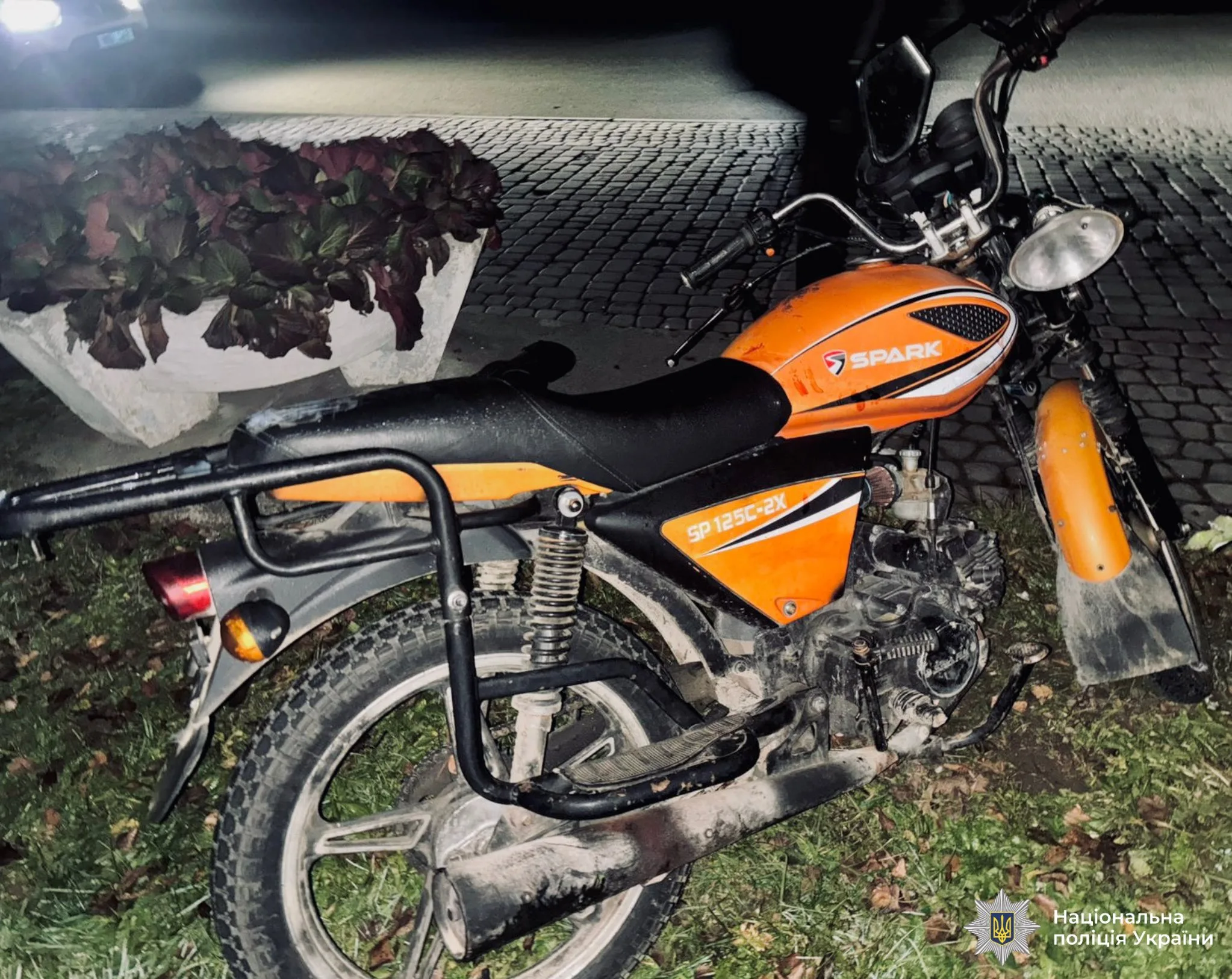 Помаранчевий мотоцикл Spark SP 125C-2X на вулиці