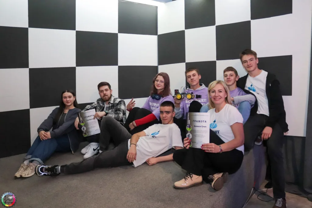 Група студентів із грамотами після змагання робототехніки
