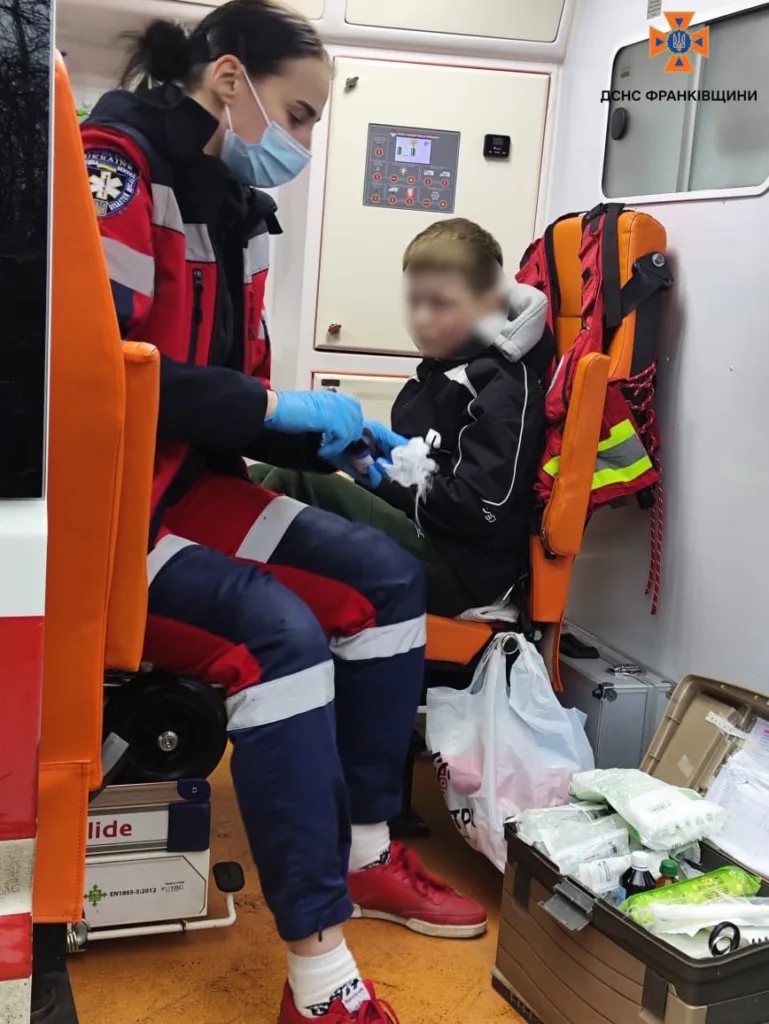 Медик надає допомогу дитині в машині швидкої