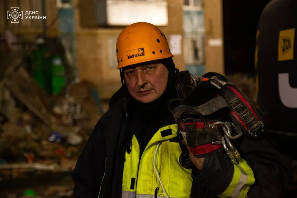 Рятувальник ДСНС України під час роботи