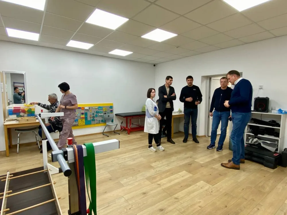 Лікарі та відвідувачі у реабілітаційному центрі