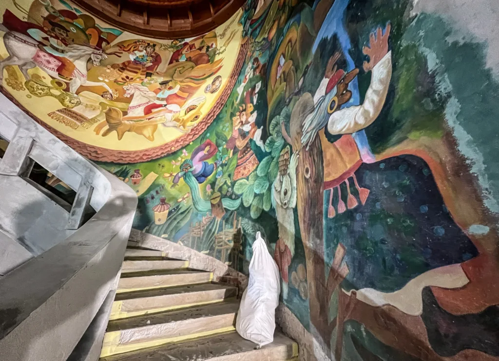 Барвистий настінний мурал уздовж сходів у будівлі