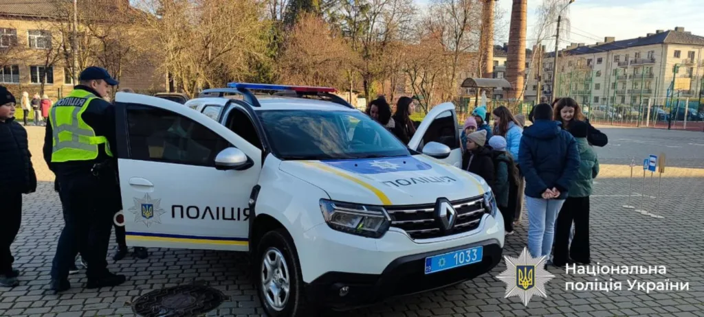 Поліцейські показують дітям службовий автомобіль