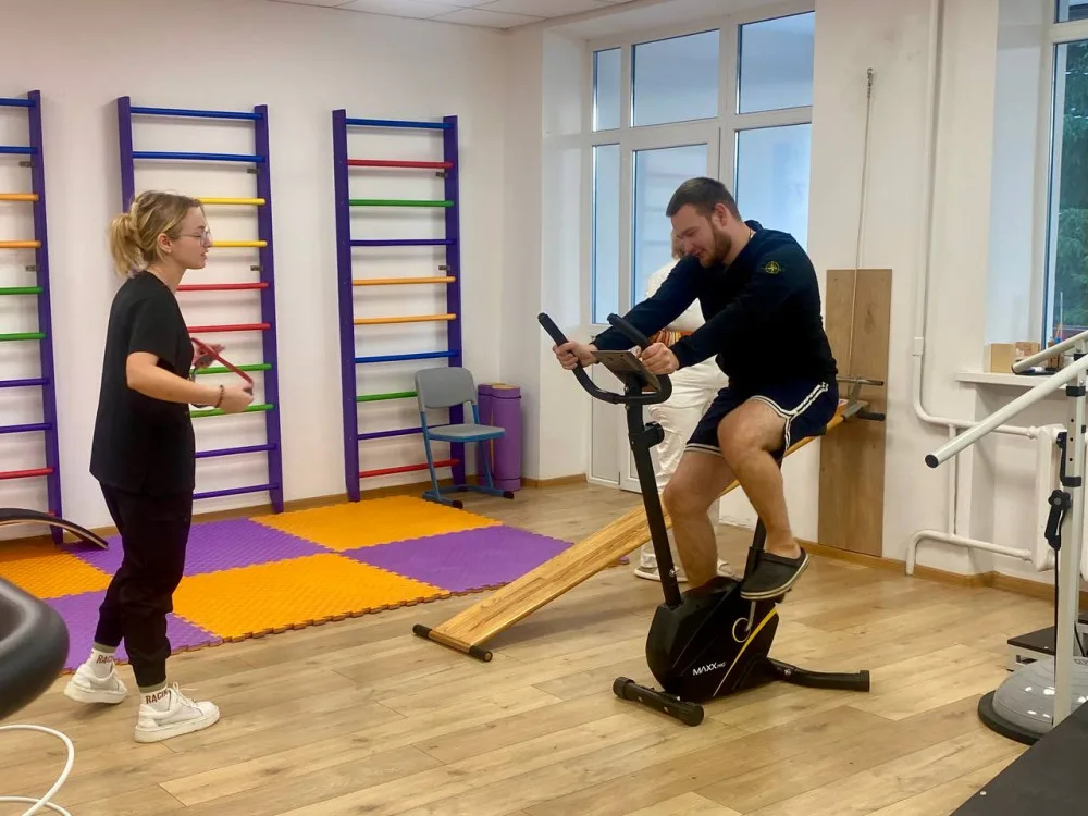 Тренування на велотренажері з інструктором у залі