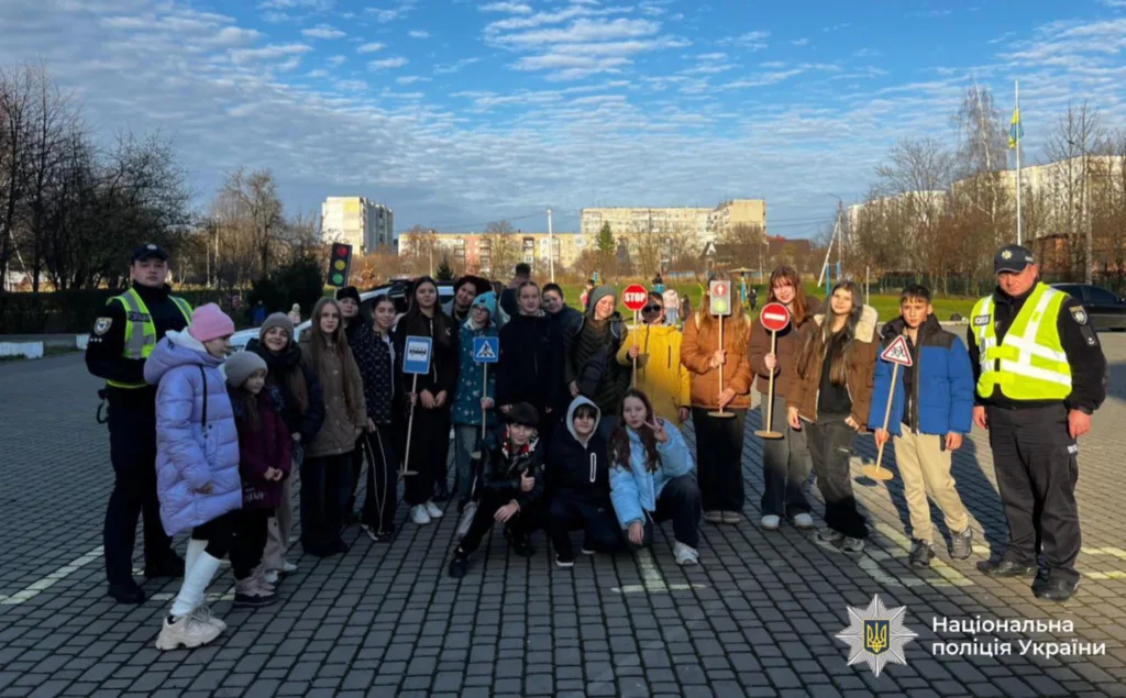 Поліцейські та діти на уроці безпеки дорожнього руху