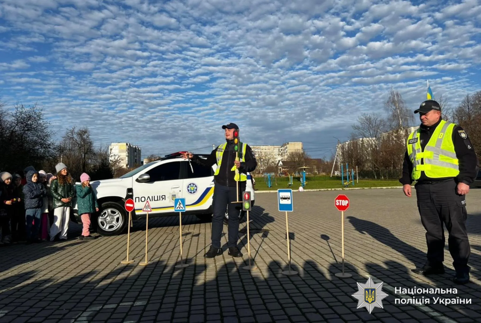 Поліцейські навчають дітей правилам дорожнього руху