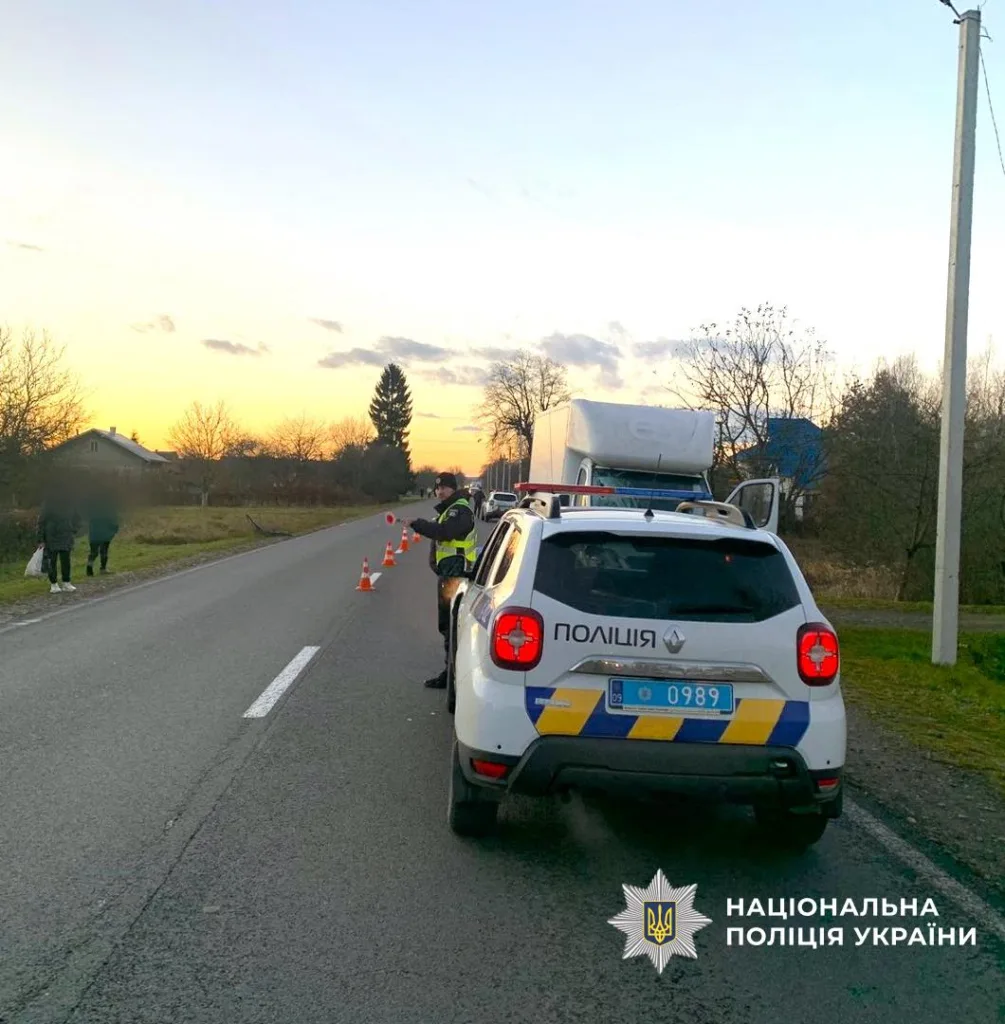 Поліція України перевіряє транспорт на заміській дорозі