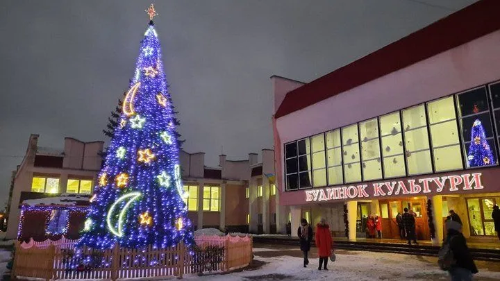Новорічна ялинка біля будинку культури ввечері