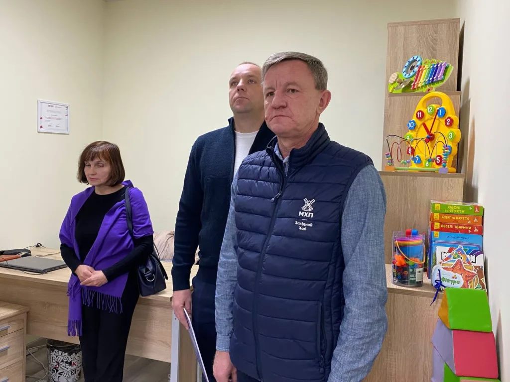 Люди у кімнаті з дитячими іграшками та книжками