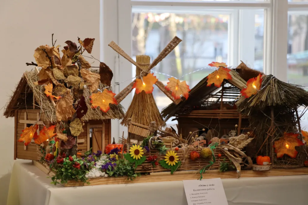 Мініатюрне село з осіннім декором і вогниками