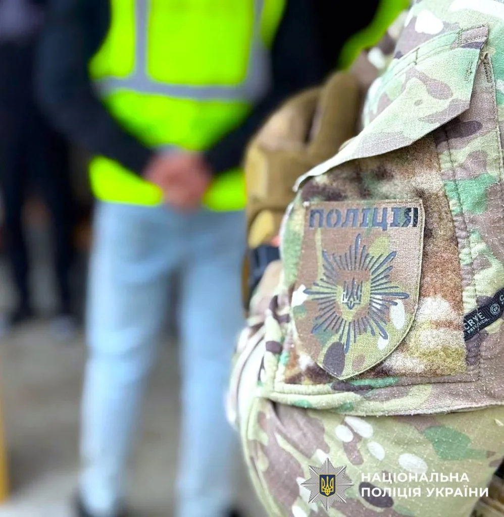 Український поліцейський у камуфляжі під час служби