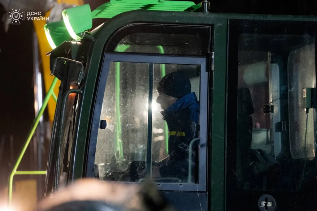 Рятувальник працює в кабіні спецтехніки
