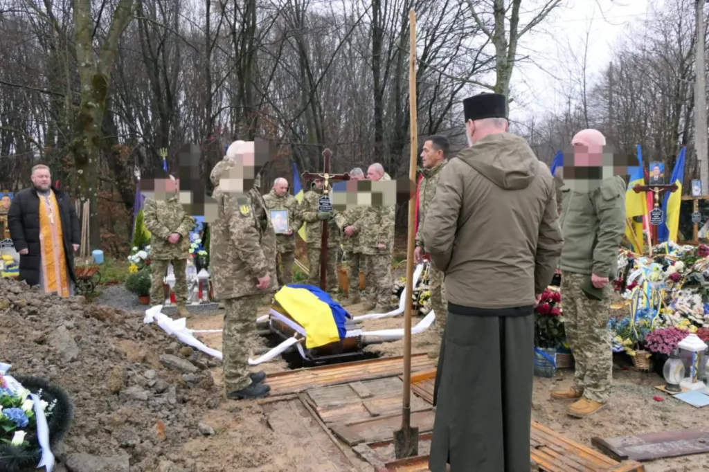 Похорон військового із українським прапором на труні