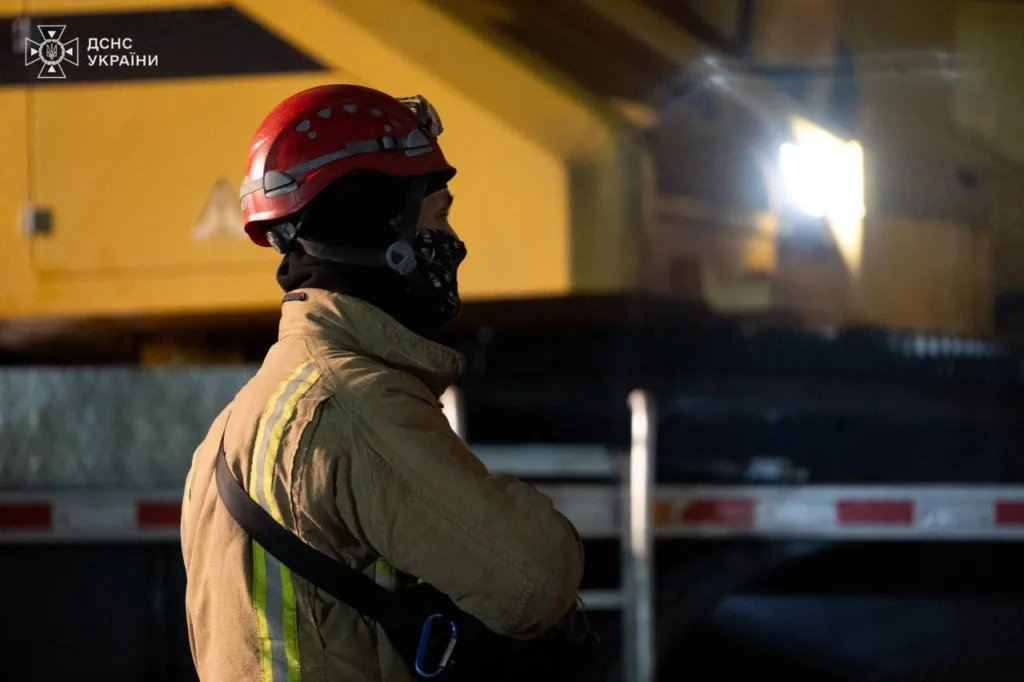 Пожежник у шоломі під час нічного чергування