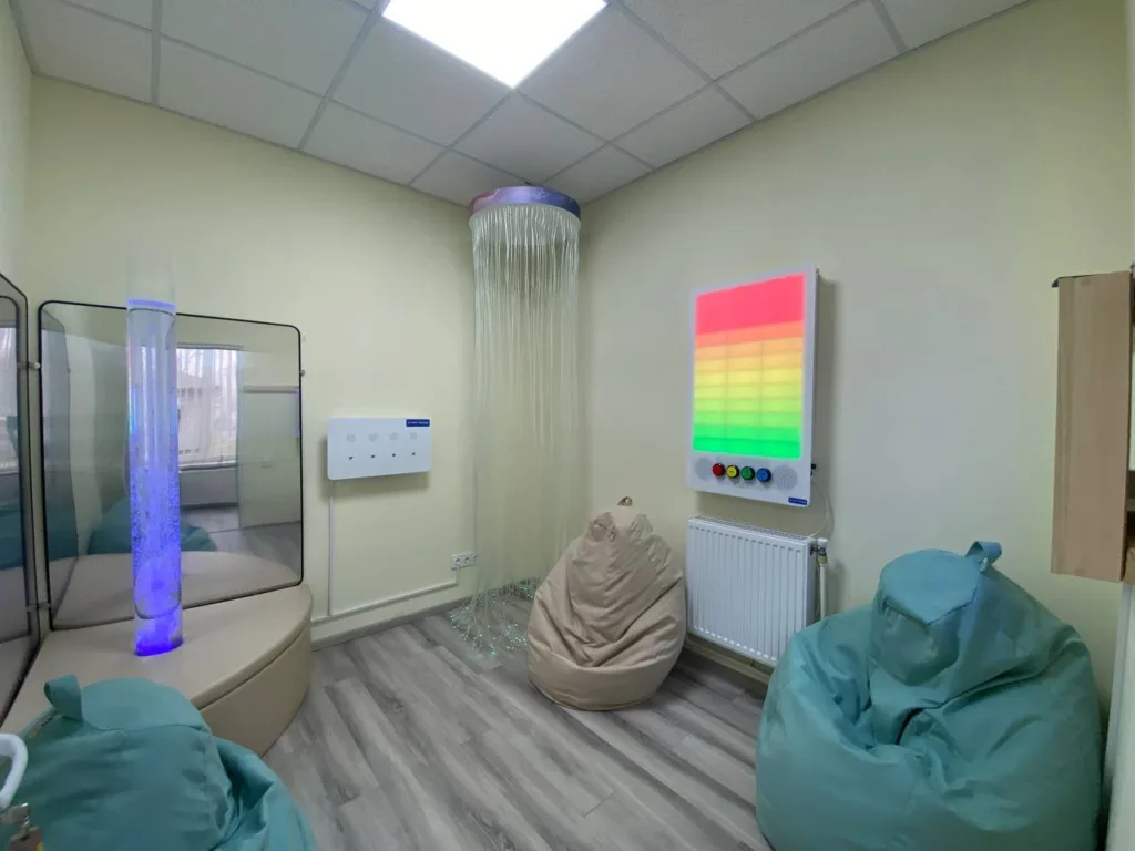 Сенсорна кімната з м’якими пуфами та освітленням