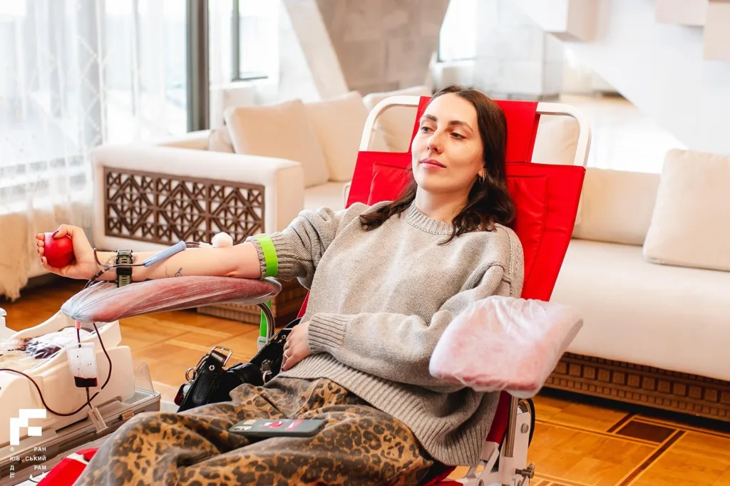 Жінка здає кров у комфортній зоні донорства