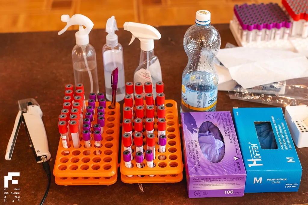 Медичні пробірки, рукавички та дезінфекційні засоби
