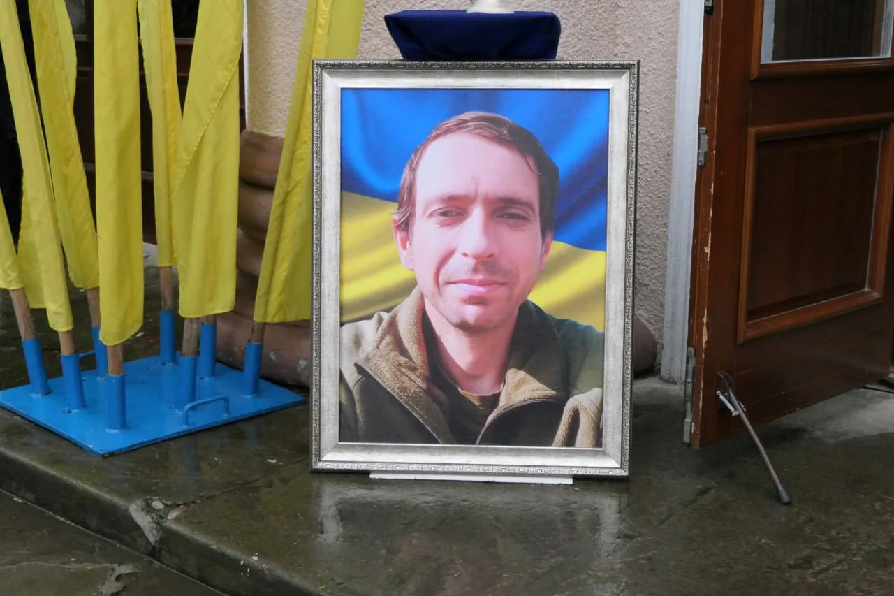 Портрет чоловіка перед прапором України