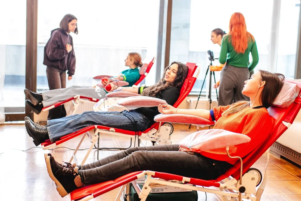 Люди здають кров у донорському центрі