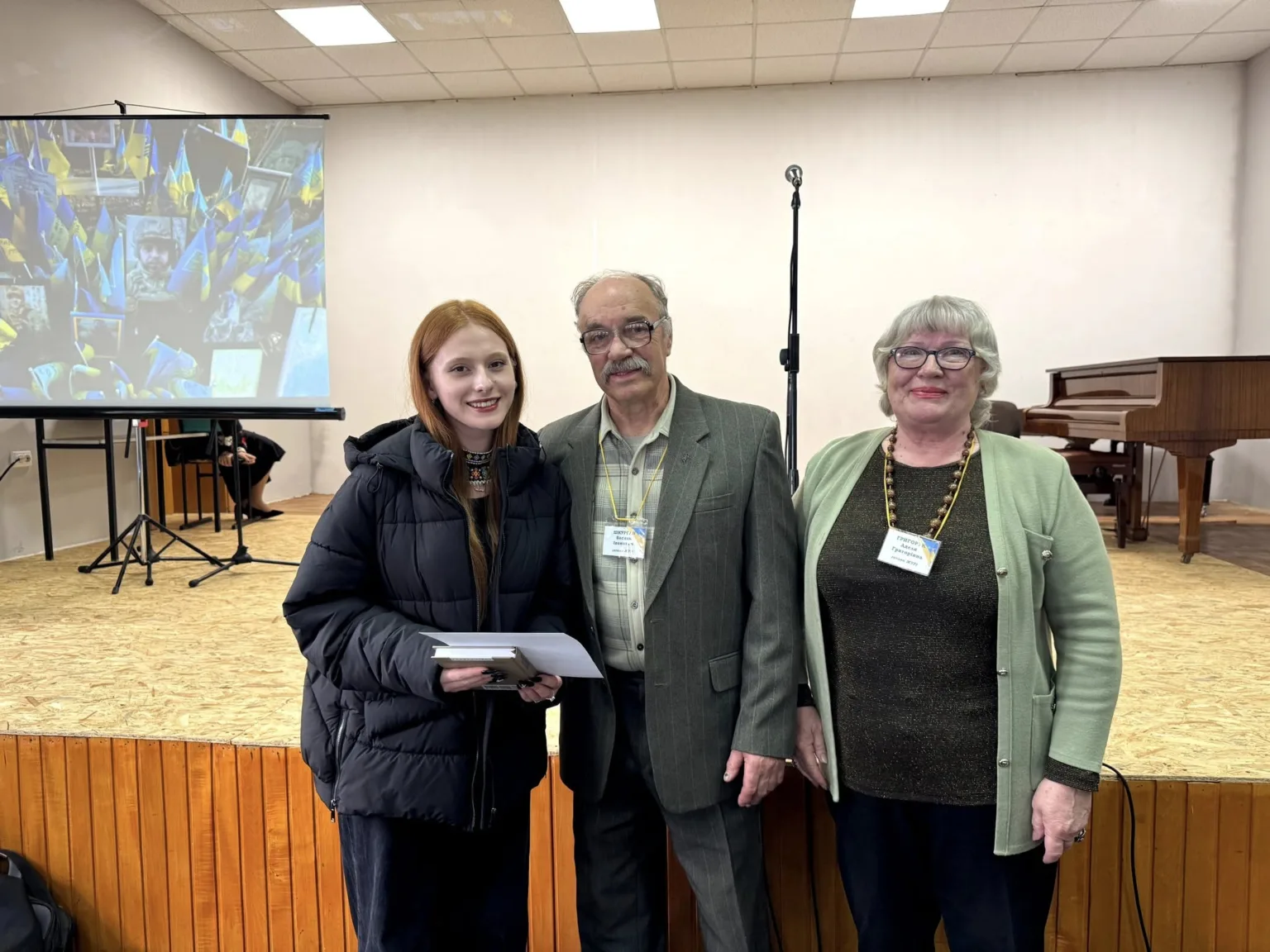 Троє людей на сцені під час заходу