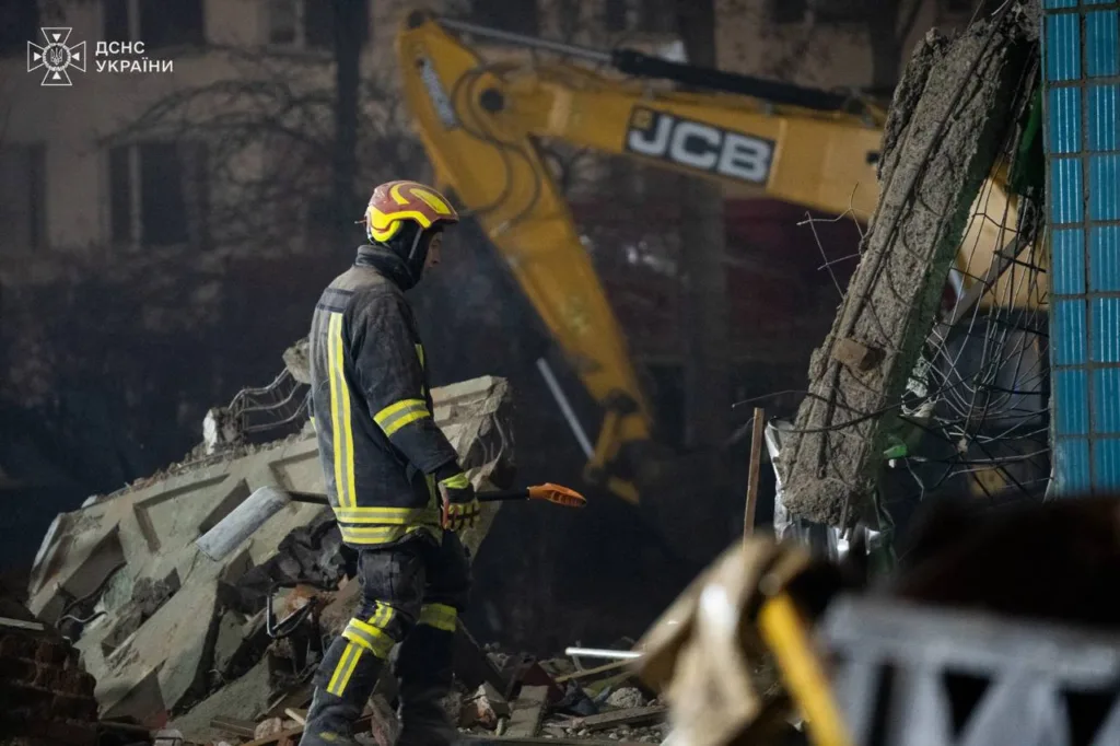 Рятувальник працює серед уламків будівлі