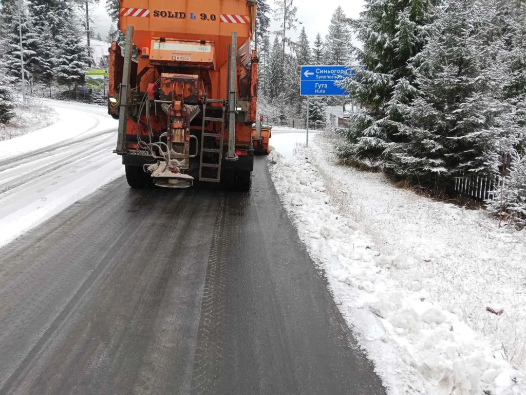 Снігоприбиральна машина чистить зимову дорогу