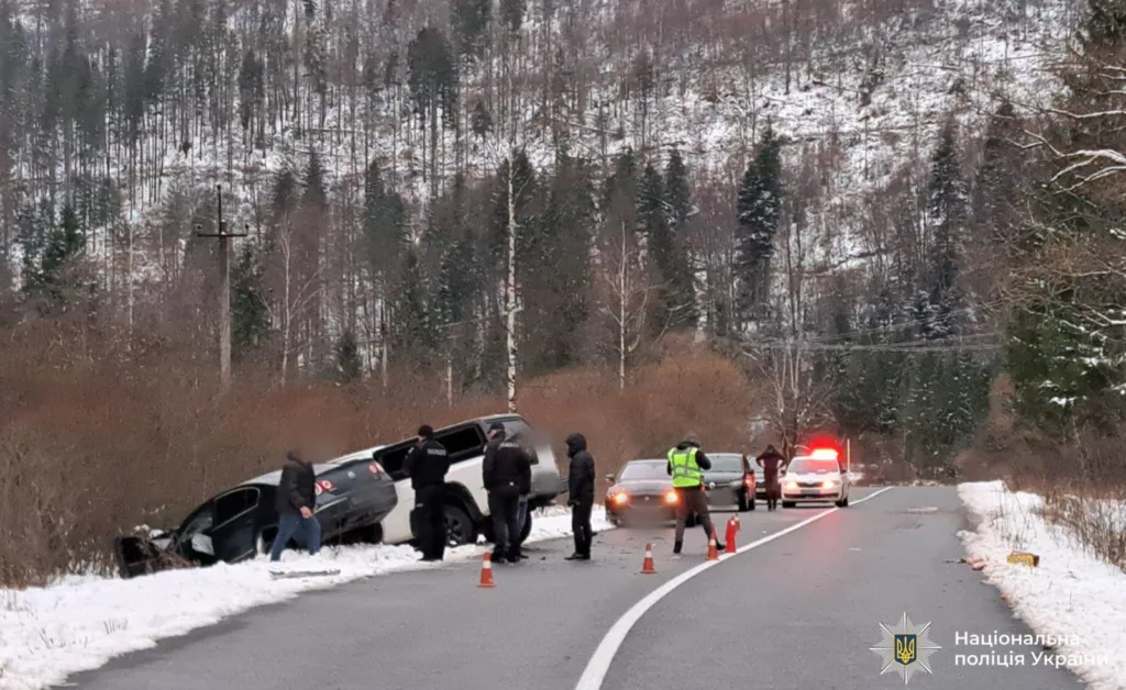 Дорожньо-транспортна пригода на засніженій гірській дорозі