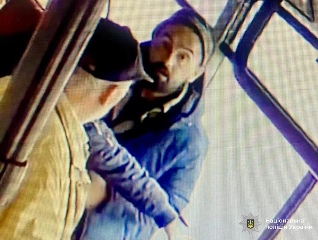 Чоловіки розмовляють у громадському транспорті