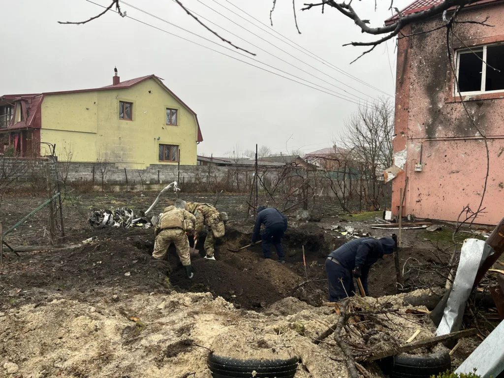 Рятувальники розчищають завали біля пошкодженого будинку