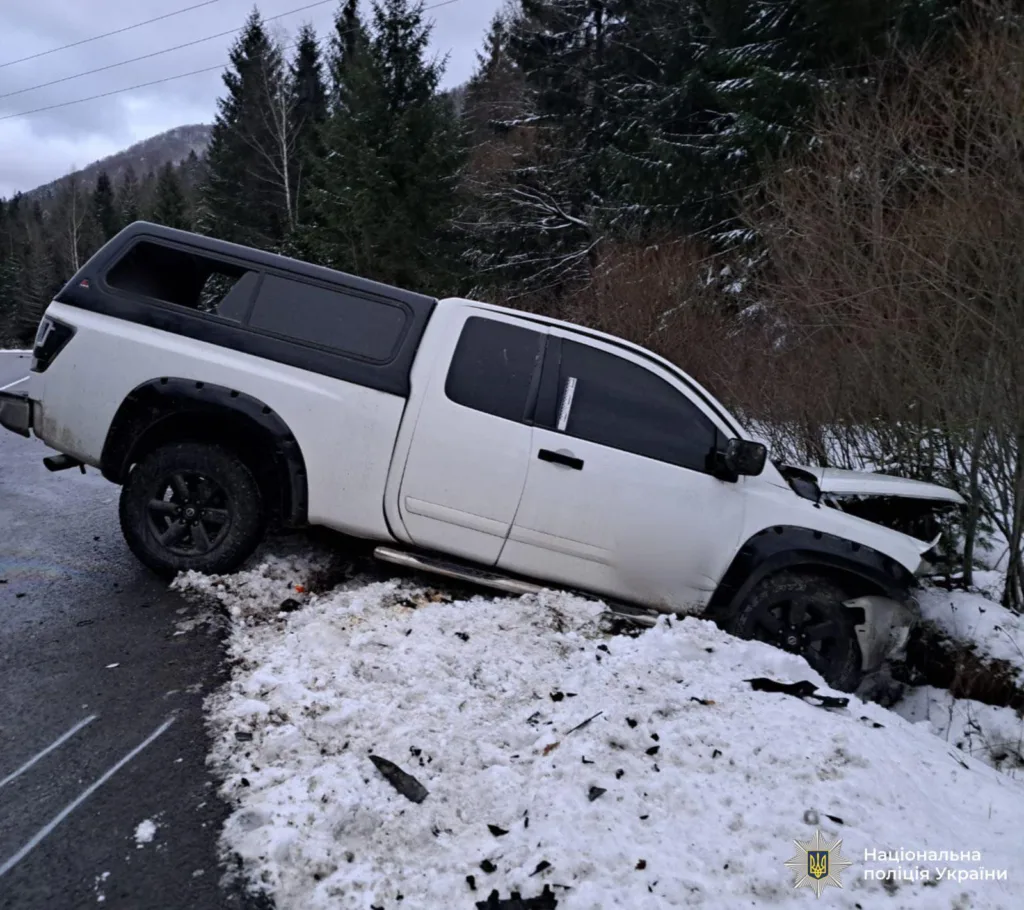 Білий пікап злетів у сніговий кювет біля лісу