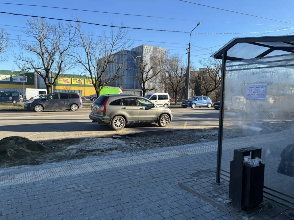 Вулична зупинка з автомобілями на дорозі