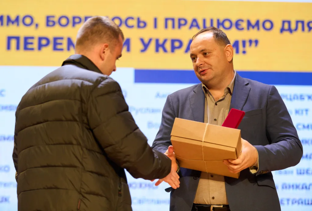 Вручення нагороди на сцені в Україні