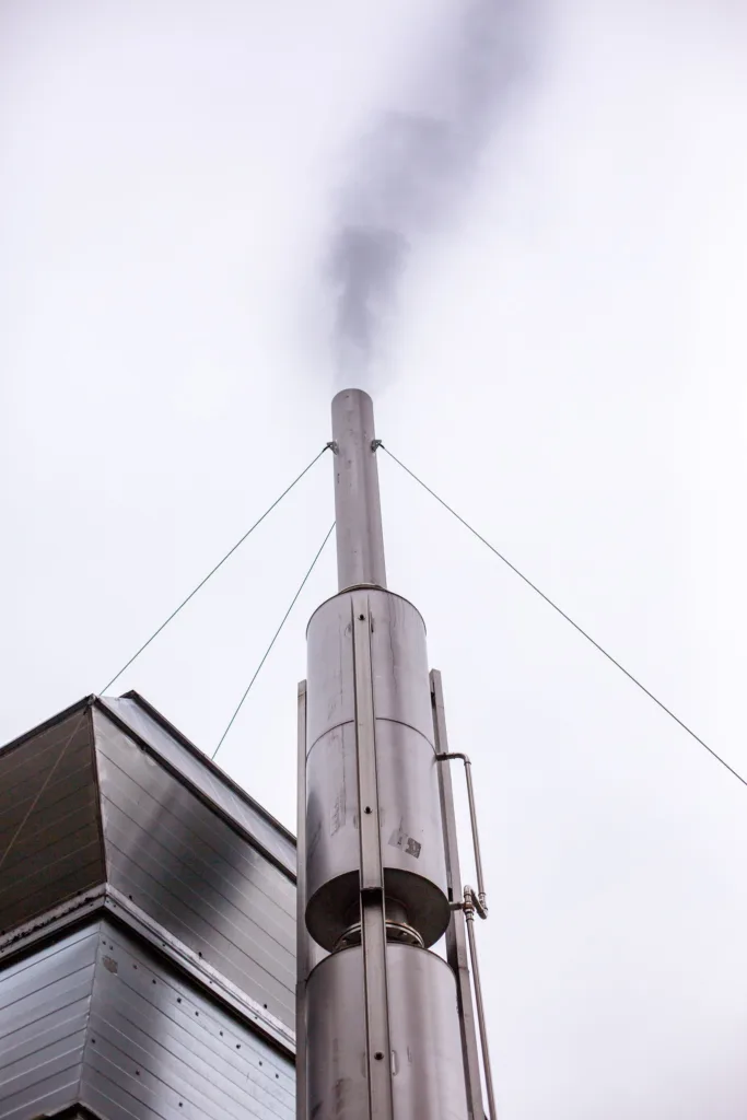 Димова труба промислового підприємства випускає дим