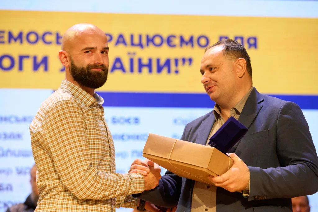 Нагородження чоловіка під час офіційної церемонії