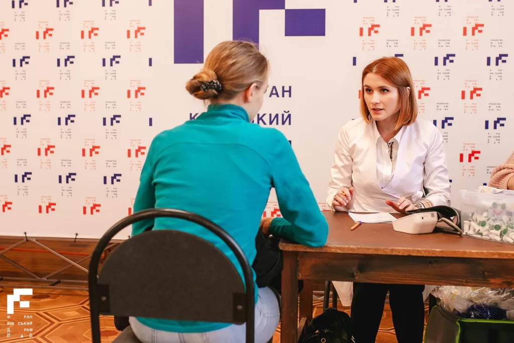 Консультація лікаря з пацієнткою у клініці