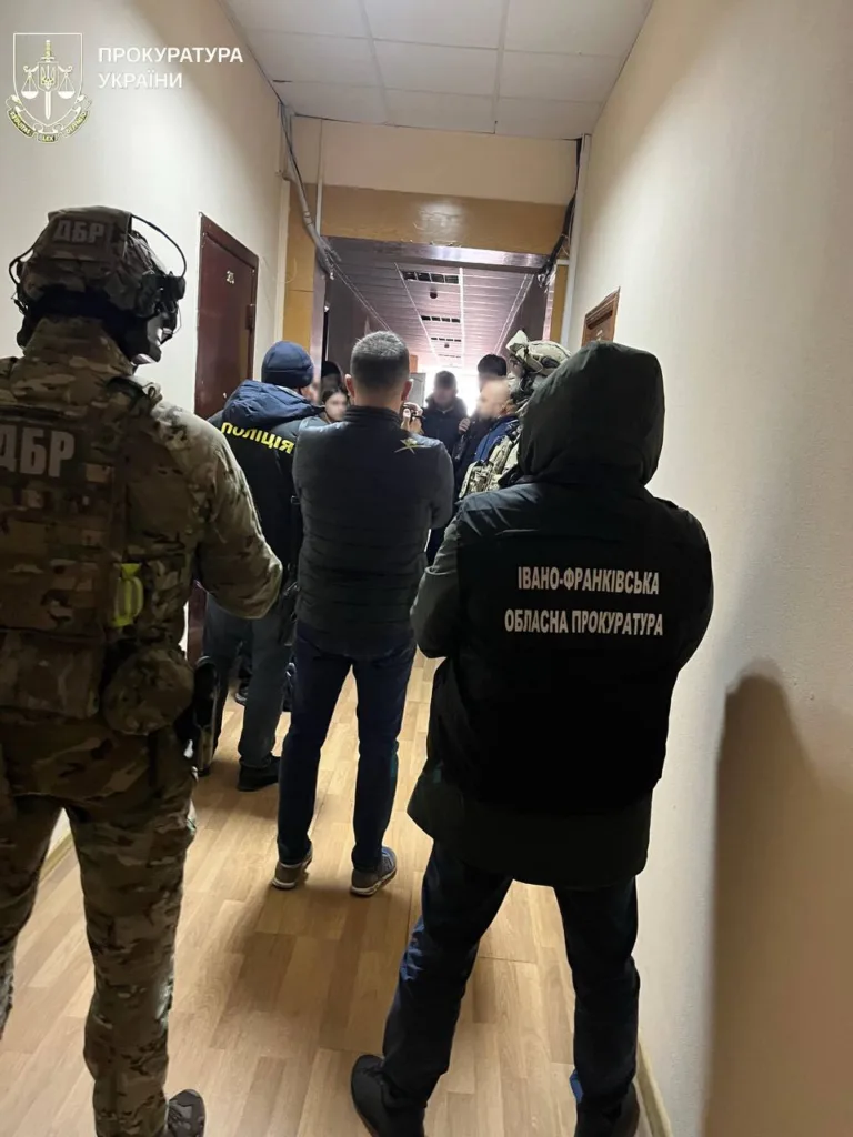 Правоохоронці проводять слідчі дії у коридорі