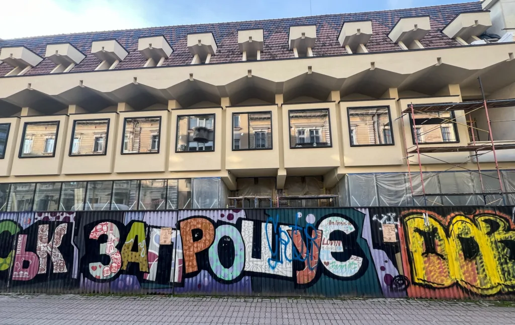 Будівля з графіті на паркані у місті