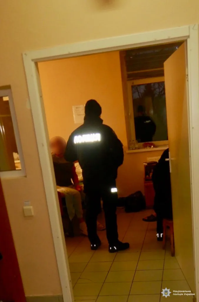 Поліцейський спілкується з людиною в кімнаті