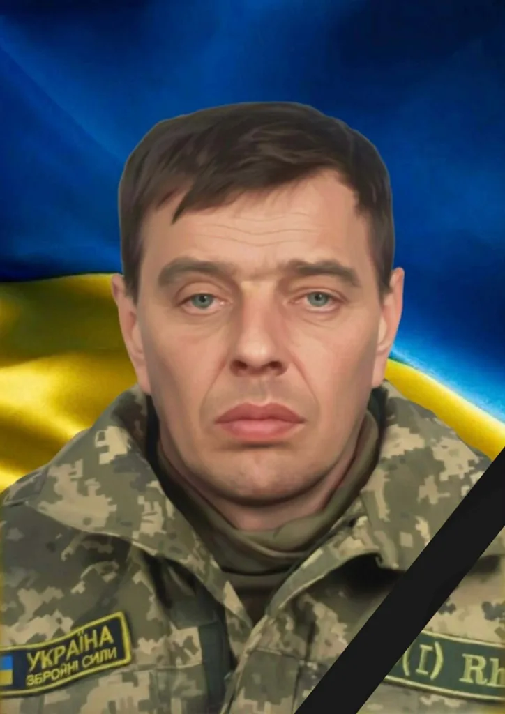 Український військовий на фоні прапора України