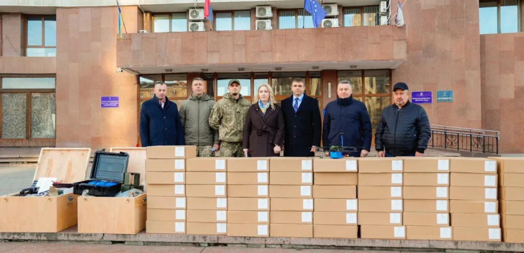 Передача гуманітарної допомоги біля адмінбудівлі України