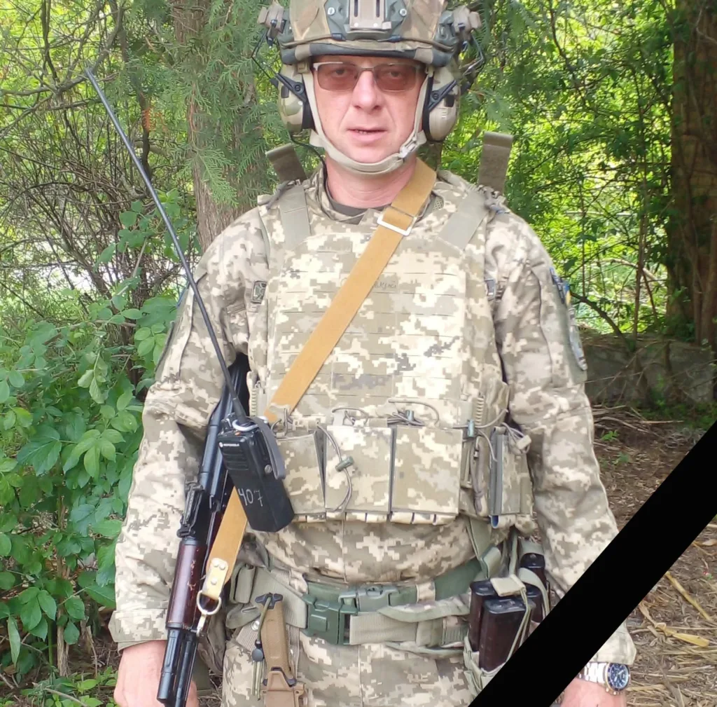 Військовий у камуфляжі стоїть на природі