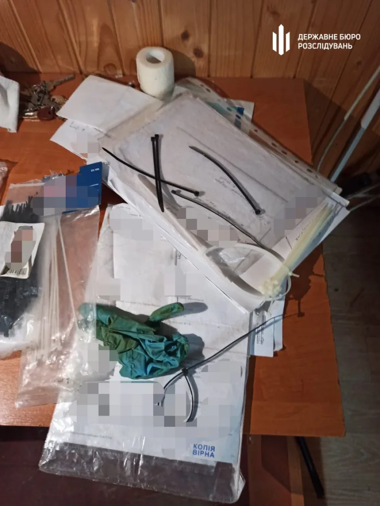 Стіл із документами, рукавичками та пластиковими стяжками