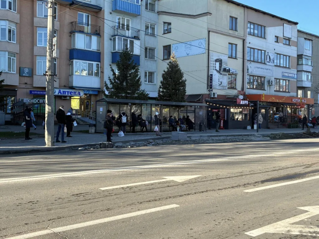 Автобусна зупинка біля будинків і магазинів