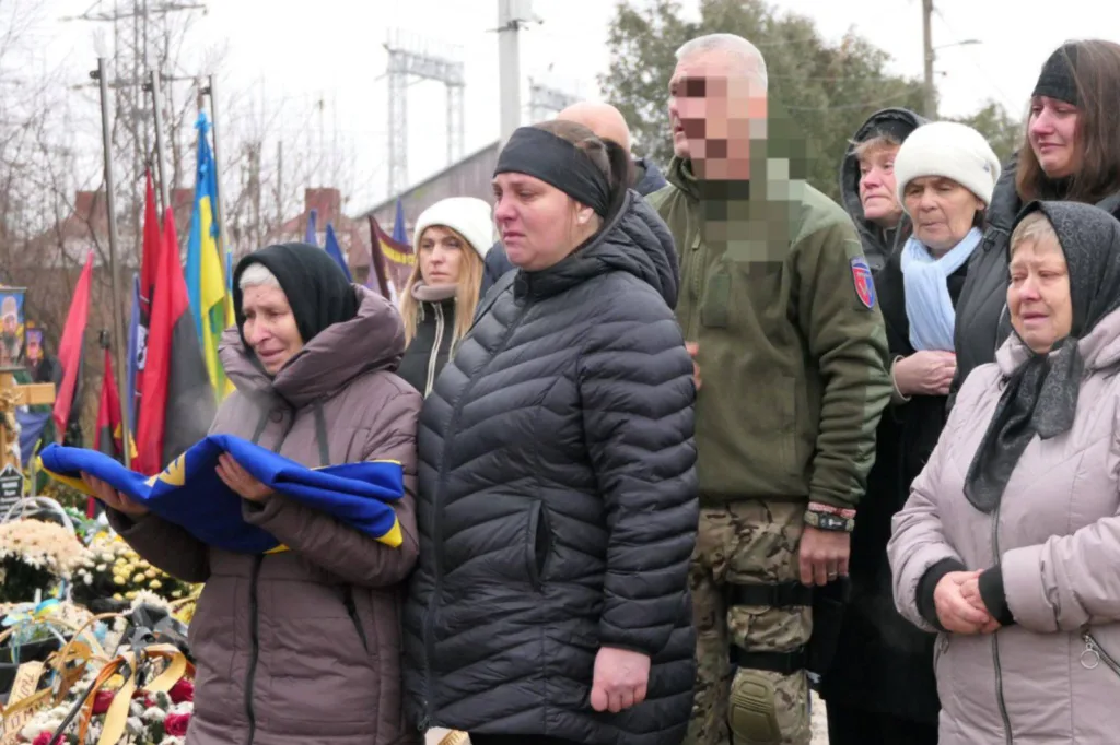 Люди прощаються із загиблим воїном України