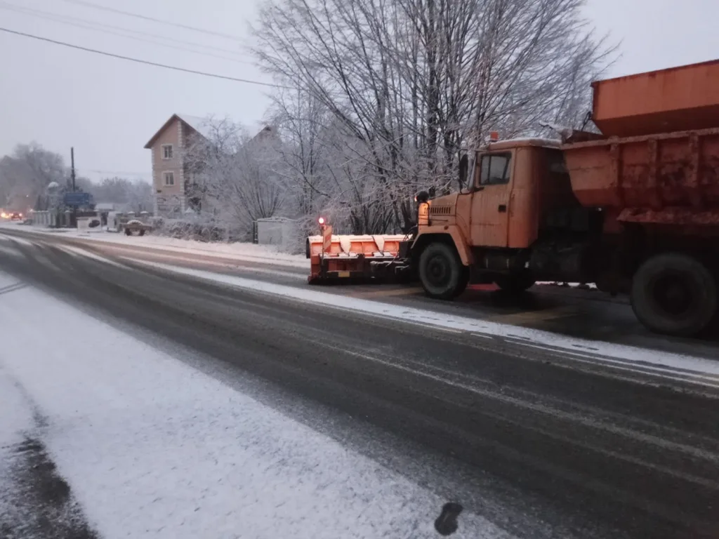 Снігоочисна машина прибирає засніжену дорогу взимку