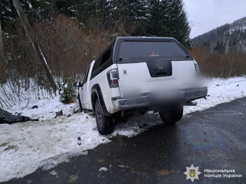Дорожньо-транспортна пригода з білим пікапом узимку