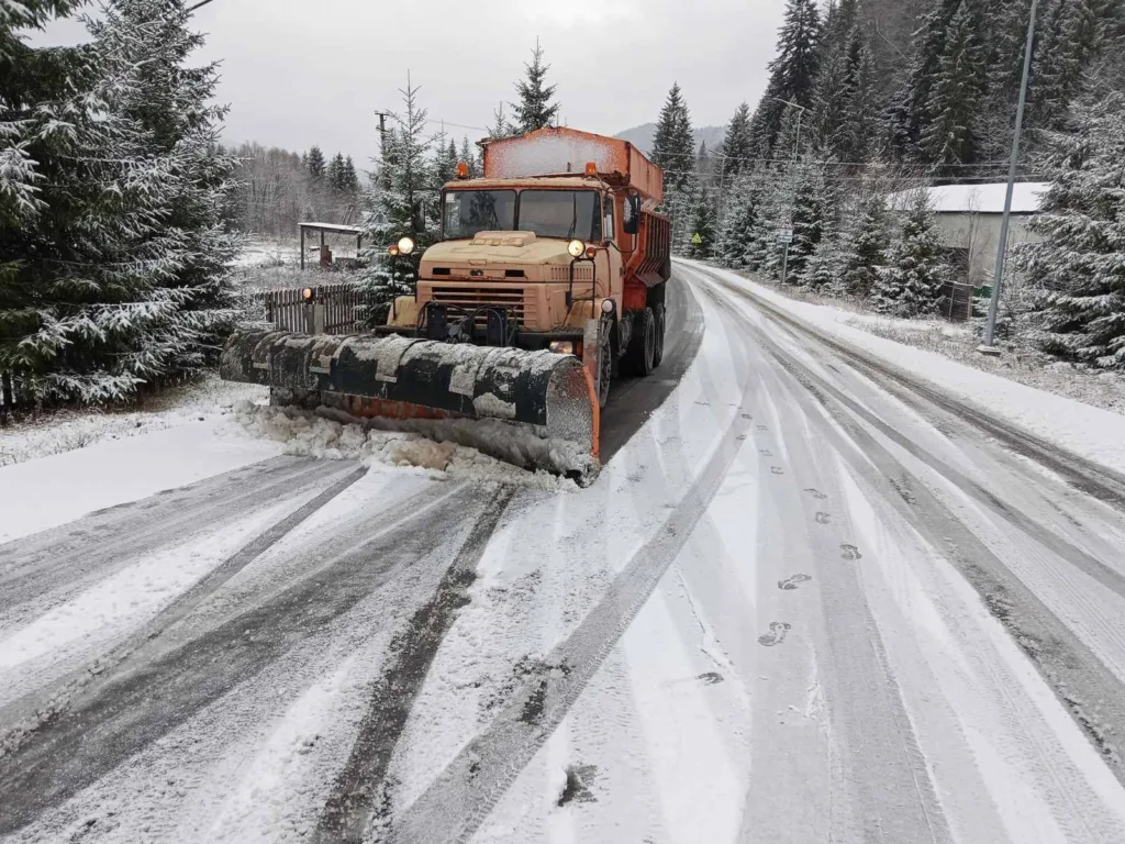 Снігоприбиральна машина чистить засніжену дорогу