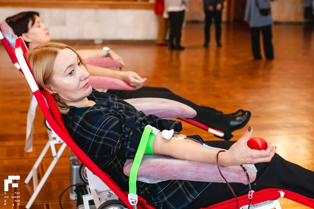 Жінка здає кров у донорському центрі