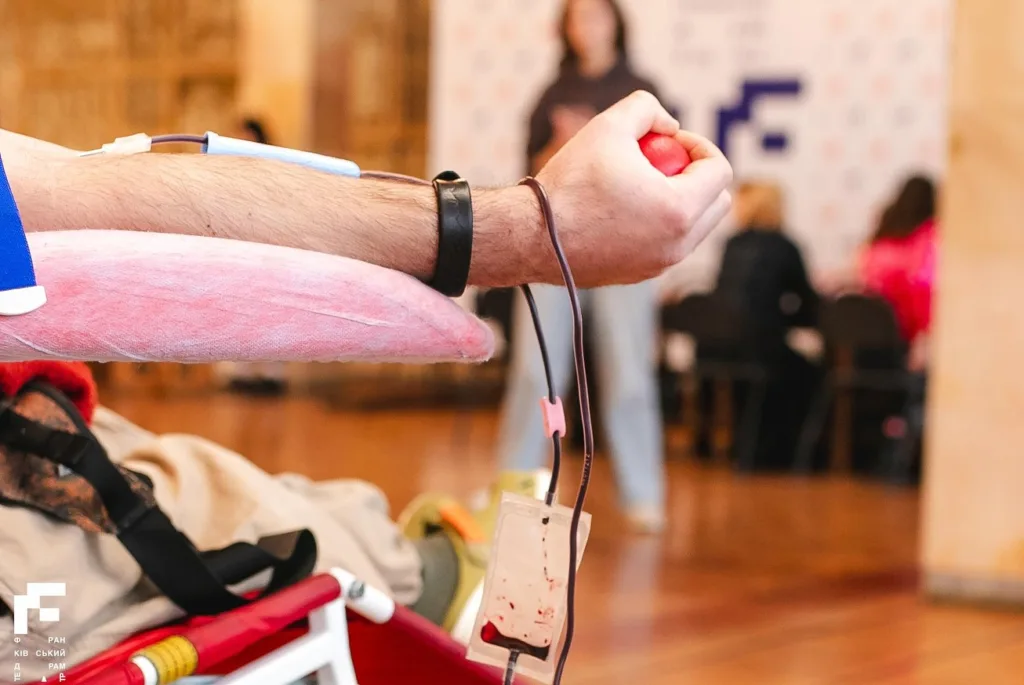 Донор здає кров у медичному центрі