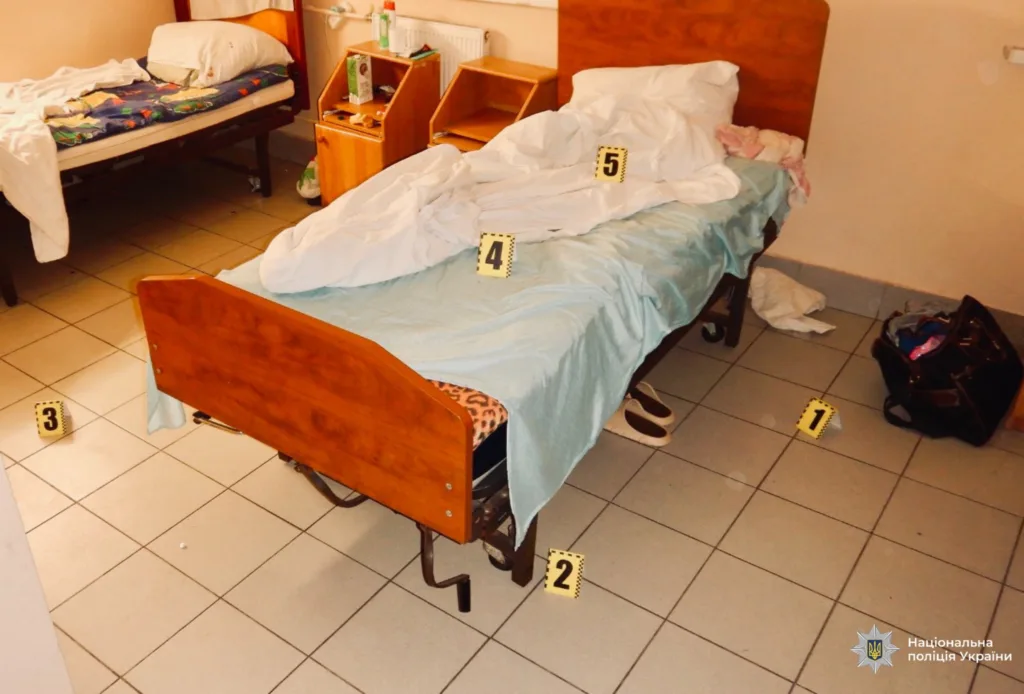 Місце злочину в кімнаті з мітками доказів